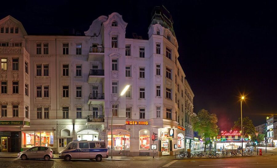 Reeperbahn Walking Tour with St. Pauli Local - Zündkerze welcome shot and the Kiezbulle intro