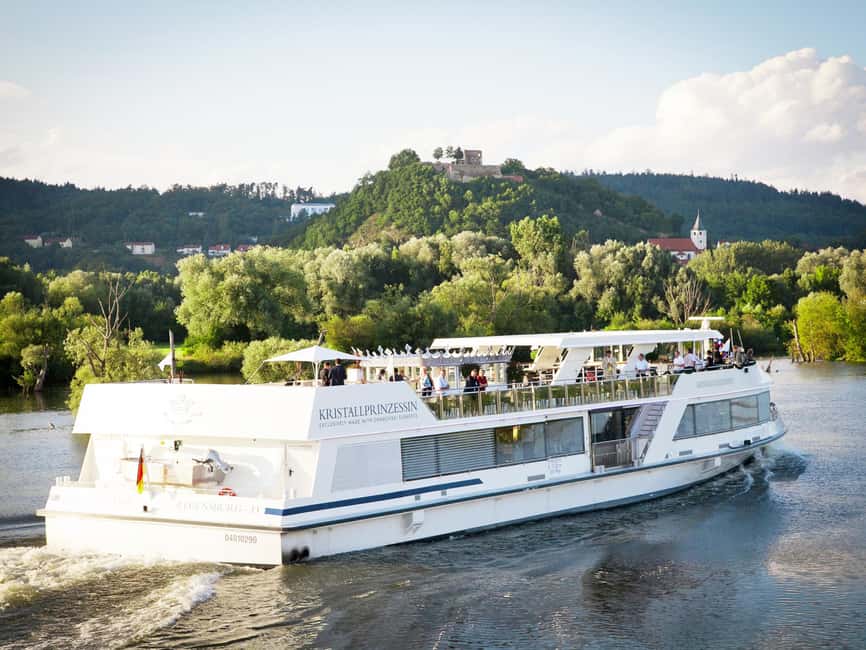 Regensburg: Sightseeing Boat Tour to Walhalla - Drinks, Snacks, and Service Levels on a Short Boat
