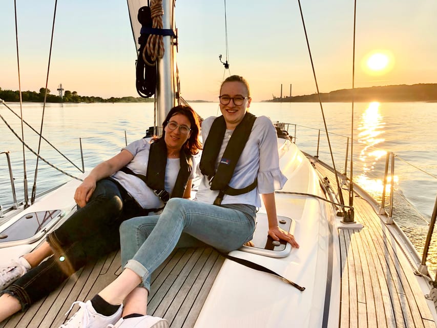 Sailing trip ''the Elbe by night", Hamburg/Elbe - The evening timeline: from sunset to lights and back to harbor