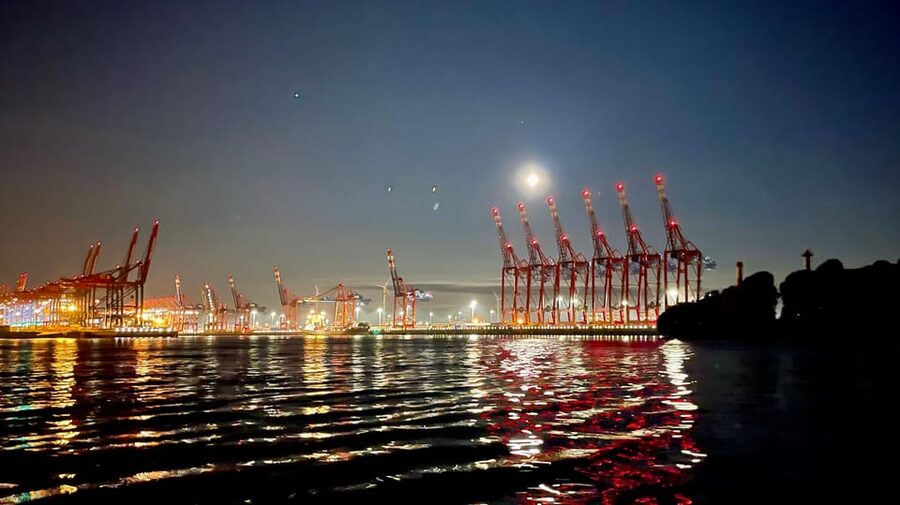 Sailing trip ''the Elbe by night", Hamburg/Elbe - Who this trip suits, and who should think twice