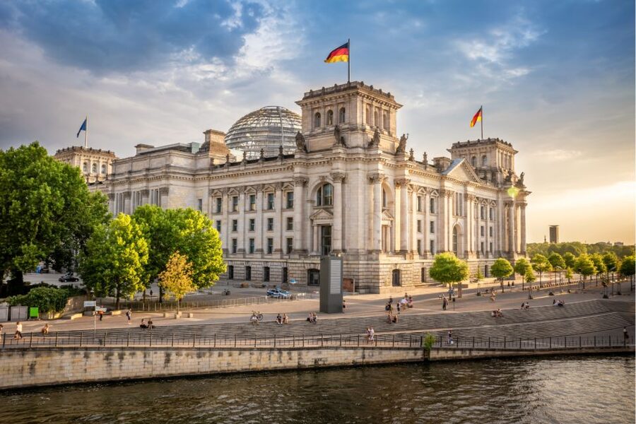 Scavenger Hunt through Berlin's Government District - Straße des 17. Juni: Soviet War Memorial and the Holocaust Memorial