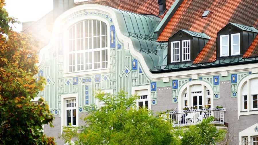 Schwabing: Insider Tour! Neighborhood, Revolt, Secrets in Munich's Cult District - Time travel on foot: village calm to cabaret stronghold to party mile