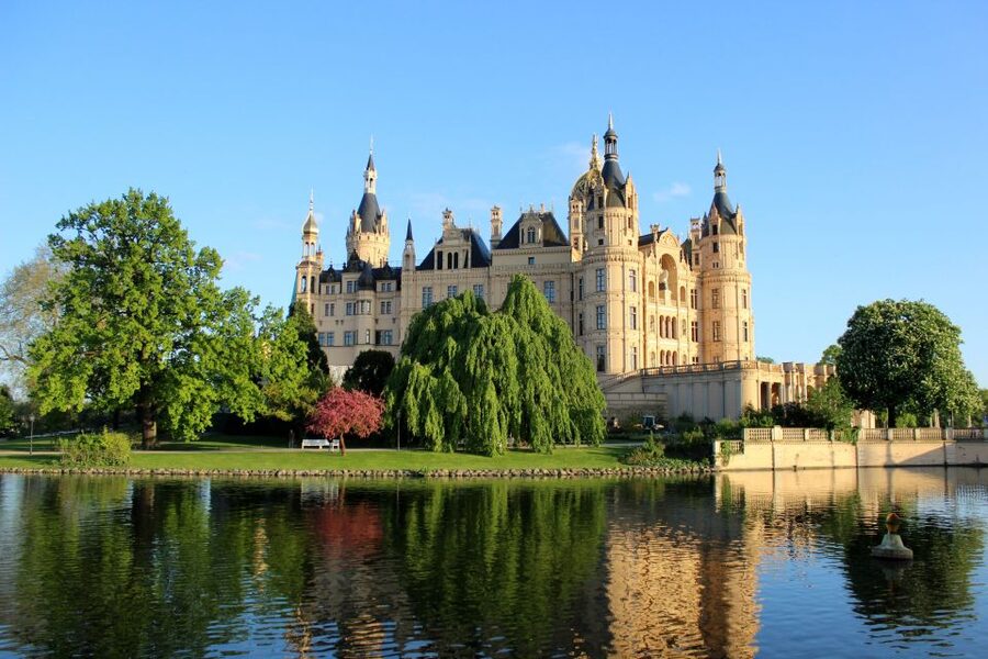 Schwerin: City Highlights Guided Tour - Henry the Lion Monument and the Buttocks Parade story
