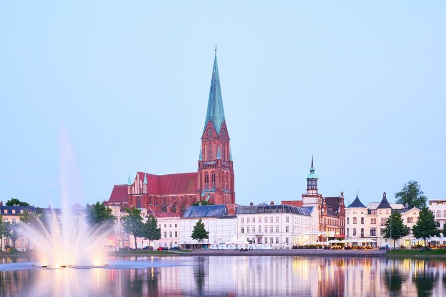 Schwerin: City Highlights Guided Tour - Schwerin Castle on the main lake, then a museum landing point