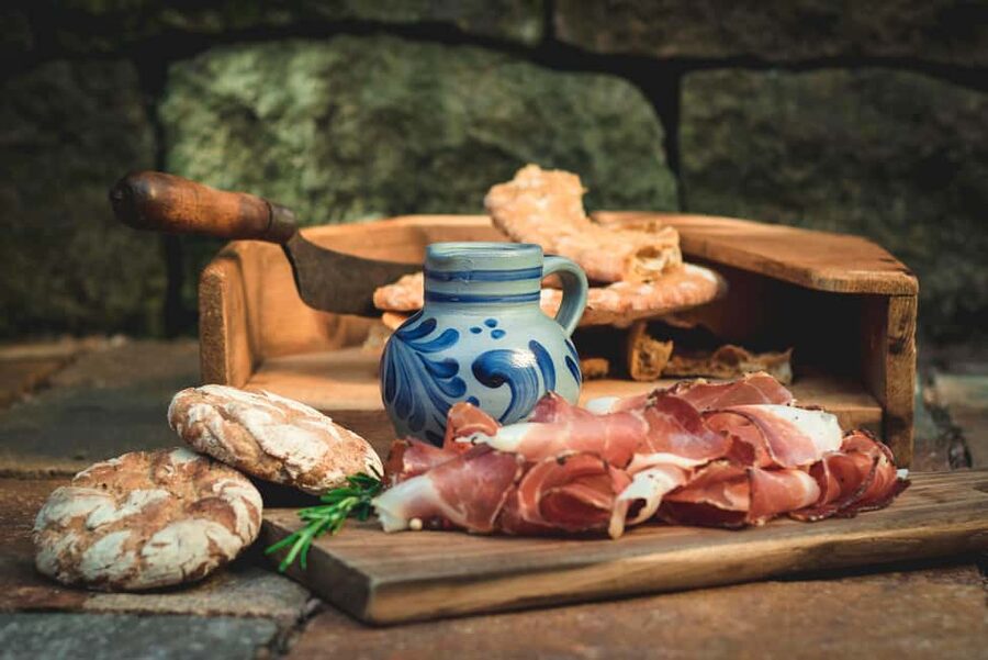 South Tyrolean specialties and wine tasting - Marende pairing: bacon, cheese, Kaminwurzen, and Schüttelbrot
