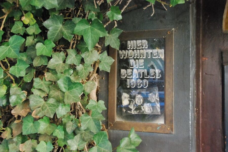 St. Pauli: Daytime Tour - Hans-Albers-Platz as a bridge between street life and local fame