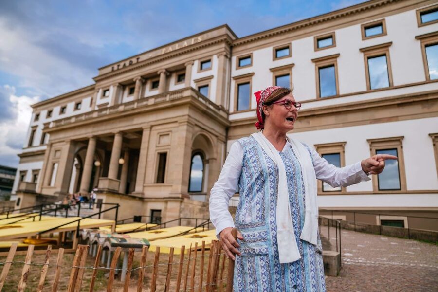 Stuttgart: "Kehrwoche" Tour in Swabian - Stopping at the courtyard of the old castle