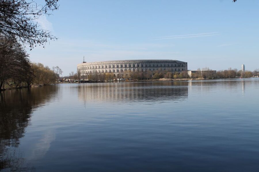 Tour en español al Campo Zeppelin - Congress Hall: reading the size and purpose