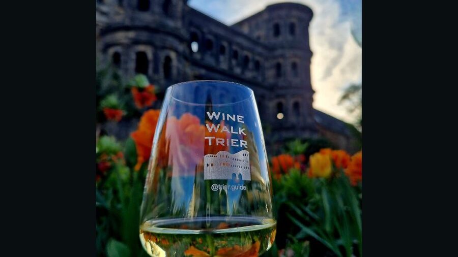 Trier: Guided City Walk with Wine Tasting - Electoral Palace and the sense of power in the stone
