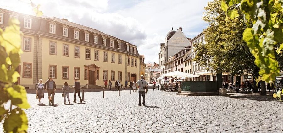 Weimar: Old Town Guided Walking Tour - Market Square Weimar: your first photo stop, your first context